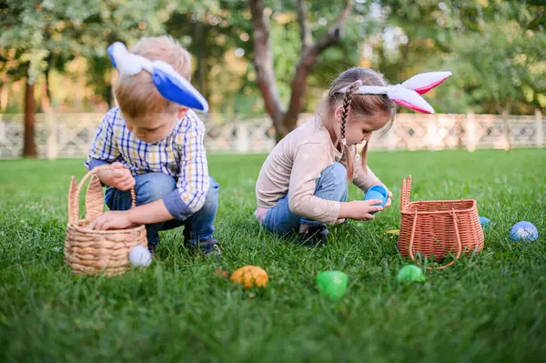 Çocuklar Tavşan Kulağında Paskalya Yumurtası Topluyor.