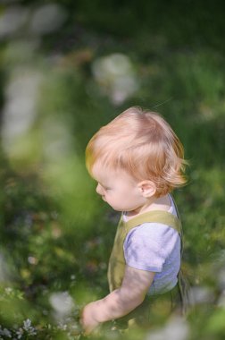 Mutlu Çocuk Bahar Bahçesinde Dışarıda Oynuyor.