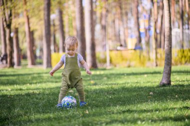 Bebek Sunny Park 'ta topla oynuyor.