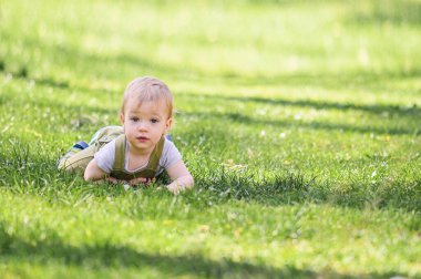 Bebek Sunny Park 'ta Çimlerde Yatıyor.