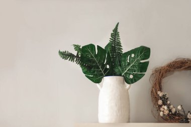 Tropikal Yapraklar ve Kırsal Çelenkli Minimalist Vazo.