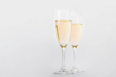 Köpüklü şampanya kadehleri.