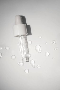 Beyaz Arkaplanda Şeffaf Sıvı Bulunduran Asgari Düşüren