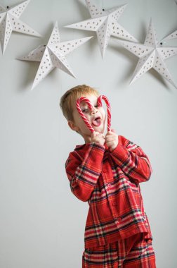 Noel 'de Kalp Şekerlerinde Şeker Çubukları Tutan Çocuk.