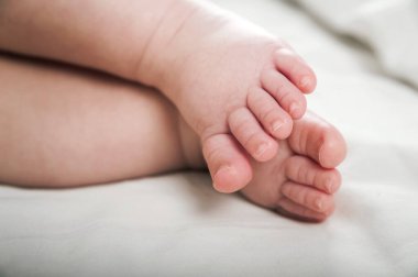 Bebek Ayaklarının Yumuşak Battaniyeye Yakın Çekimi.