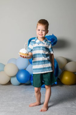 Mutlu 5 Yıllık Çocuk Kek ve Mumla Doğum gününü Kutluyor.