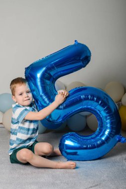 Beş Numaralı Balonlu Mutlu Beş Yaş Çocuğu.