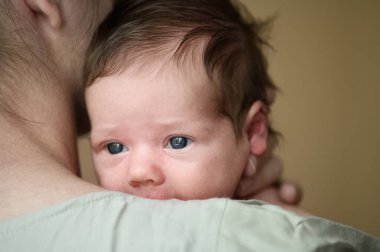 Anne ve yeni doğan bebek arasındaki hassas an..