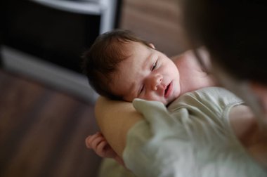 Anne ve yeni doğan bebek arasındaki hassas an..