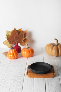 Kabaklarla Sonbahar Durgun Yaşamı ve Köy Masasında Boş Servis Tabağı.