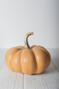 Beyaz Tahta Masada Minimalist Sonbahar Balkabağı Dekorasyonu.