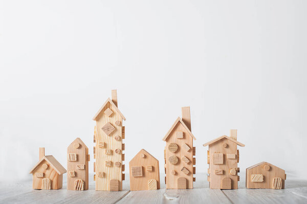 Минимальные деревянные дома в ряду концепции сообщества, недвижимости или устойчивого развития.