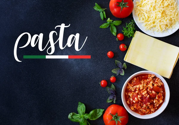 Zelfgemaakte Italiaanse Lasagne Met Tomatensaus Vlees Geserveerd Met Tomaten Basilicum — Stockfoto