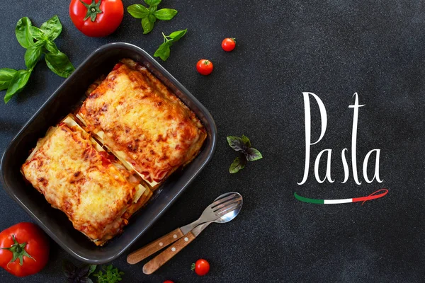 Házi Készítésű Olasz Lasagna Paradicsomszósszal Hússal Paradicsommal Bazsalikommal Tálalva Két Stock Kép