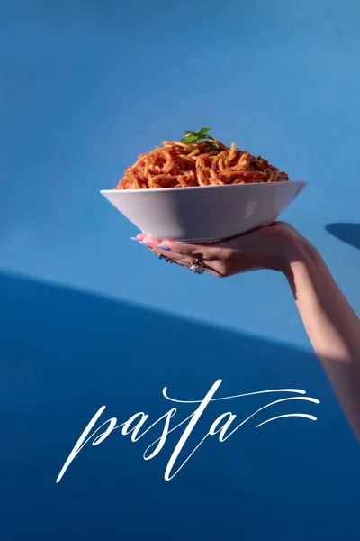 Női Kéz Kezében Egy Tál Spagetti Tészta Paradicsomszósszal Fehér Tányéron Stock Fotó