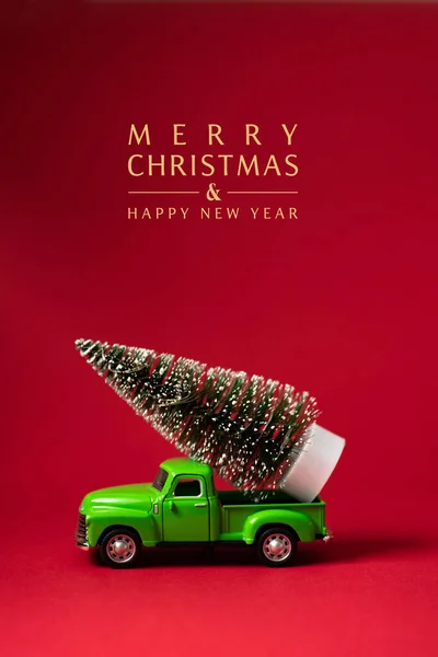 Зеленый Ретро Игрушечный Автомобиль Елкой Красном Фоне Надписью Новым Годом Лицензионные Стоковые Изображения