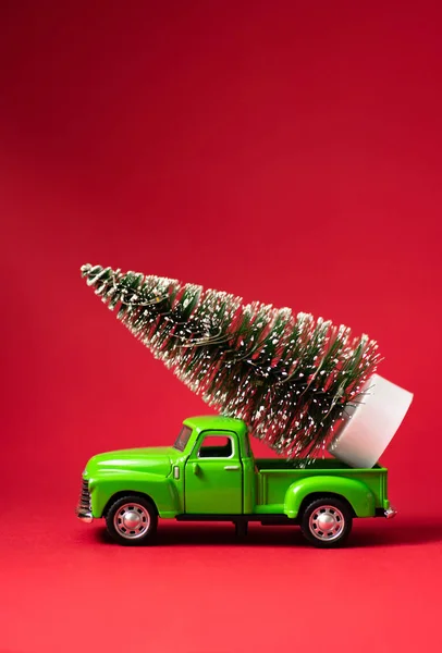 Зеленый Ретро Игрушечный Автомобиль Елкой Красном Фоне Концепция Празднования Рождества Лицензионные Стоковые Изображения