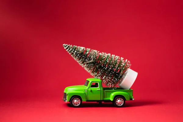 Zöld Retro Játék Autó Amely Egy Karácsonyfát Piros Háttér Karácsonyi Stock Fotó