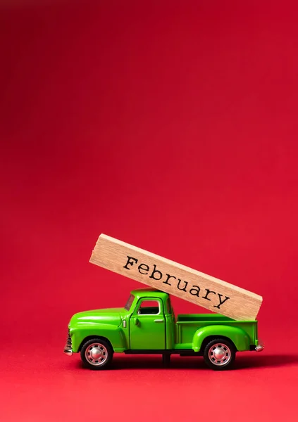 Зеленый Ретро Игрушечный Автомобиль Частью Деревянного Календаря Месяцем Февраль Красном Лицензионные Стоковые Изображения