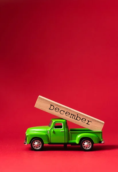 Зеленый Ретро Игрушечный Автомобиль Частью Деревянного Календаря Месяцем Декабрь Красном Стоковое Изображение