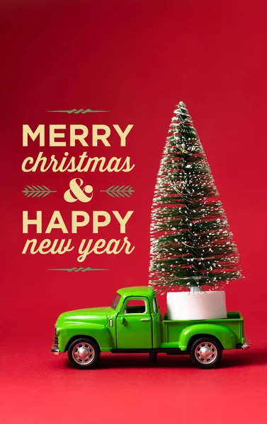 Zöld Retro Játék Autó Szállító Karácsonyfa Piros Háttér Szöveges Boldog Stock Kép