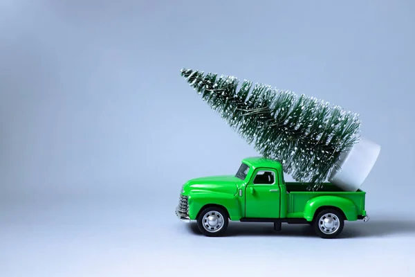 Зеленый Ретро Игрушечный Автомобиль Елкой Сером Фоне Концепция Празднования Рождества Лицензионные Стоковые Фото