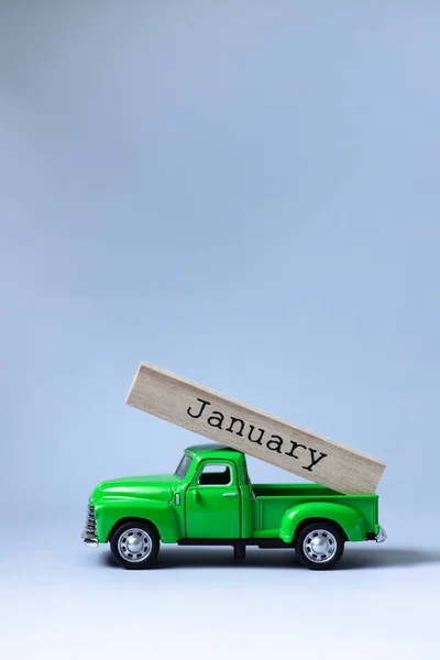 Зеленый Ретро Игрушечный Автомобиль Частью Деревянного Календаря Месяцем Январь Сером Стоковое Фото