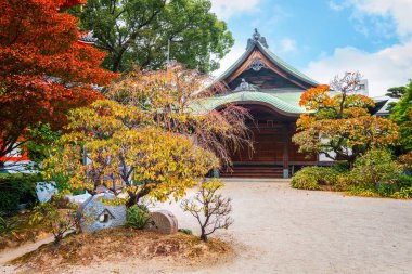 Tochoji Tapınağı Hakata bölgesinde. İlk olarak deniz kıyısında Kobo Daishi tarafından inşa edildi, Kuroda Tadayuki 'nin şu anki yerine taşındı, Fukuoka City tarafından tarihi bir yer olarak belirlendi.