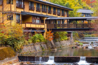 Kurokawa Onsen Japonya 'nın en çekici kaplıca kasabalarından biridir. Kasabanın yolları ryokan, hamam, çekici dükkanlar ve kafelerle doludur.