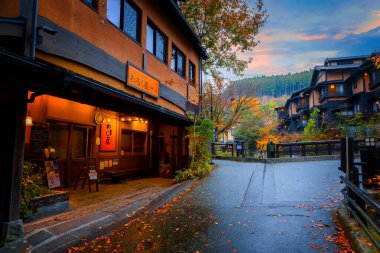 Kurokawa Onsen Japonya 'nın en çekici kaplıca kasabalarından biridir. Kasabanın yolları ryokan, hamam, çekici dükkanlar ve kafelerle doludur.