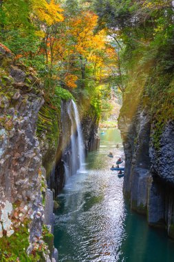 Takachiho Vadisi, Gokase Nehri 'nin kıyısındaki kayadan geçen dar bir uçurumdur. Güzel doğada kürek çekmek ve yürümek gibi turistler için bolca etkinlik vardır.