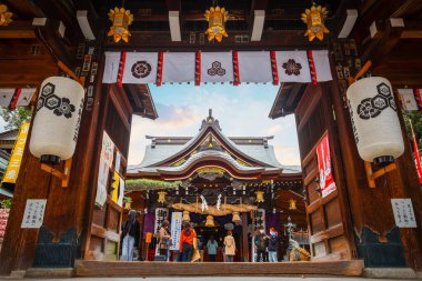 Fukuoka, Japonya - 20 Kasım 2022: Hakata Koğuşundaki Kushida türbesi, Güneş Tanrıçası Amaterasu 'ya adanmış mabet, deniz ve şimşekler tanrısı Susanoo' ya adanmıştır.