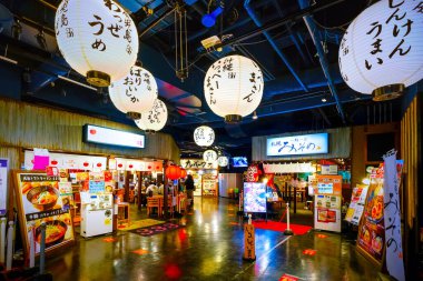 Fukuoka, Japonya - 21 Kasım 2022: Kanal Şehri 'nin beşinci katında yer alan Ramen Stadyumu, Kyushu ve Hokkaido arasında her türlü ramen içeren ramen restoranları