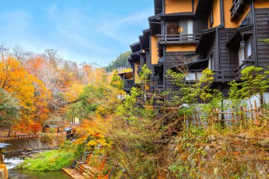 Kurokawa Onsen Japonya 'nın en çekici kaplıca kasabalarından biridir. Kasabanın yolları ryokan, hamam, çekici dükkanlar ve kafelerle doludur.