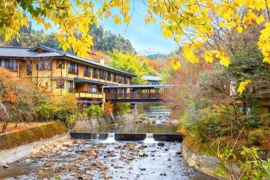 Kurokawa Onsen Japonya 'nın en çekici kaplıca kasabalarından biridir. Kasabanın yolları ryokan, hamam, çekici dükkanlar ve kafelerle doludur.