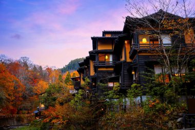 Kurokawa Onsen Japonya 'nın en çekici kaplıca kasabalarından biridir. Kasabanın yolları ryokan, hamam, çekici dükkanlar ve kafelerle doludur.