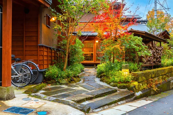黒川温泉は日本で最も魅力的な温泉街の一つです 町の路地には旅館 魅力的なお店やカフェが並んでいます — ストック写真