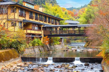 Japonya 'nın Kumamoto kentindeki Kurokawa Onsen, Japonya' nın en çekici kaplıca kentlerinden biridir. Kasabanın yolları ryokan, hamam, çekici dükkanlar ve kafelerle doludur.