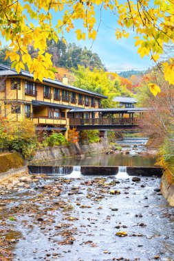 Japonya 'nın Kumamoto kentindeki Kurokawa Onsen, Japonya' nın en çekici kaplıca kentlerinden biridir. Kasabanın yolları ryokan, hamam, çekici dükkanlar ve kafelerle doludur.