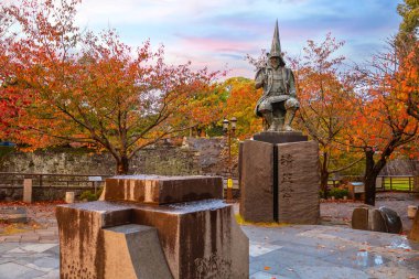 Kumamoto Kalesi 'nin önündeki Kat Kiyomasa Heykeli, Japonya' nın önde gelen üç kalesinden biri olarak kabul edilen Kumamoto Kalesi 'ni inşa etmesiyle ünlüdür.