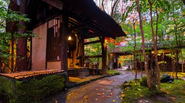 Japonya 'nın Kumamoto ilindeki Kurokawa Onsen kasabası Japonya' nın en çekici kaplıca kentlerinden biridir. Kasaba ryokan, hamam, çekici dükkanlar ve kafelerle çevrili..