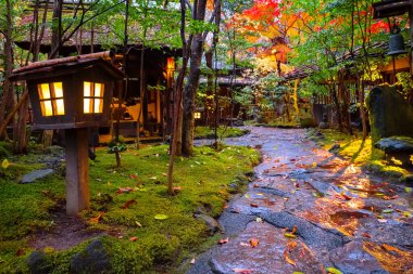 Japonya 'nın Kumamoto ilindeki Kurokawa Onsen kasabası Japonya' nın en çekici kaplıca kentlerinden biridir. Kasaba ryokan, hamam, çekici dükkanlar ve kafelerle çevrili..