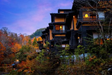 Japonya 'nın Kumamoto ilindeki Kurokawa Onsen kasabası Japonya' nın en çekici kaplıca kentlerinden biridir. Kasaba ryokan, hamam, çekici dükkanlar ve kafelerle çevrili..