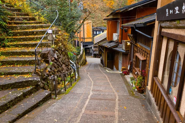 熊本県黒川温泉街は日本有数の魅力的な温泉街です 魅力的なお店やカフェが並ぶ町 — ストック写真