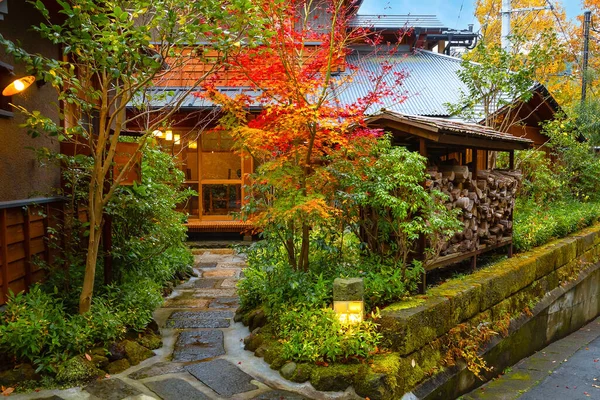 熊本県黒川温泉街は日本有数の魅力的な温泉街です 魅力的なお店やカフェが並ぶ町 — ストック写真