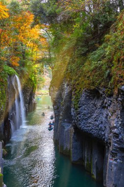 Japonya, Miyazaki 'deki Takachiho Vadisi, Gokase Nehri' nin kıyısındaki kayadan geçen dar bir uçurum. Güzel doğada kürek çekmek ve yürümek gibi turistler için birçok etkinlik var.