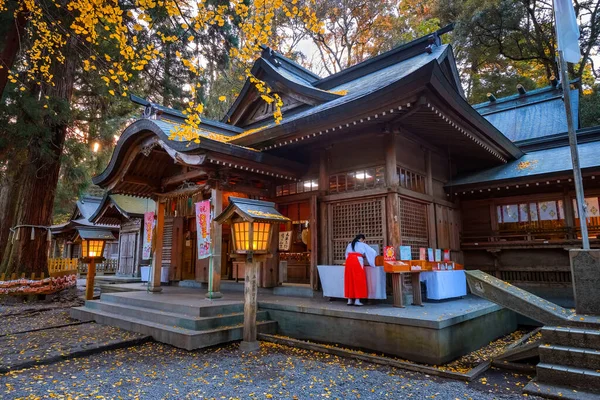 高千穂神社は 1900年以上の天照大神の孫にあたるニニギノミコトを創建した 結婚と清浄の神として広く信仰されている — ストック写真