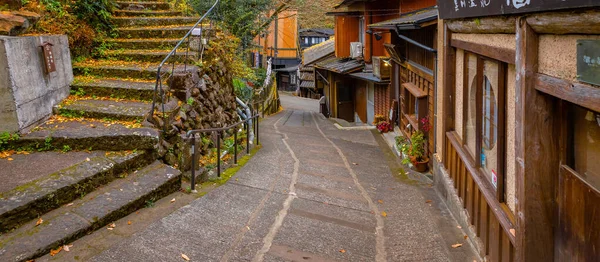 黑川翁森是日本最吸引人的温泉城市之一 城里的小巷里 公共澡堂 漂亮的商店和咖啡馆连成一片 — 图库照片