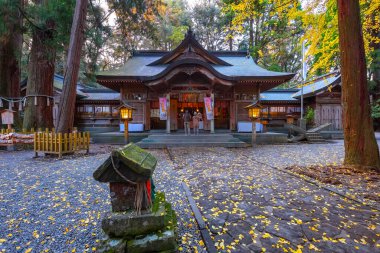 Takachiho Shrine, Amaterasu Omikami 'nin torunu Ninigi no Mikoto' yu 1900 yıl önce kurdu. Evlilik ve arındırma tanrısı olduğu için herkes ona tapıyor.