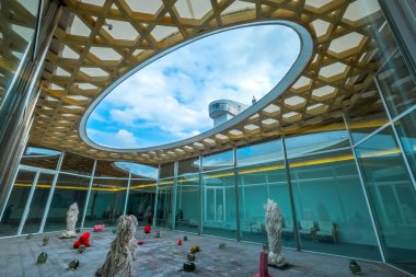 Oita, Japonya - 26 Kasım 2022: OPAM olarak da bilinen Oita İlçe Sanat Müzesi, Shigeru Ban tarafından tasarlanan bir kafe ve müze atölyesi - sanatçılar stüdyoları - modern sergi alanlarına sahiptir.